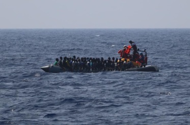 Imbarcazione con i migranti a rischio naufragio